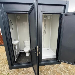 Contenitore sanitario per WC con cassetta di scarico e soffione doccia collegabile, grigio